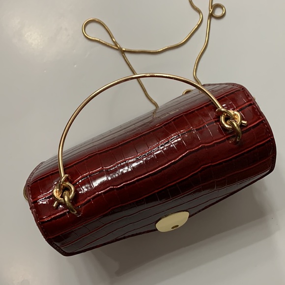 Women's Faux Crocodile Skin Crossbody Bag - Picture 8 of 8